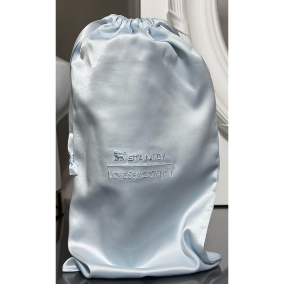 STANLEY X LOVESHACKFANCY 40OZ QUENCHER, COQUETTE BOW WINTER ICE BLUE - Picture 5 of 6